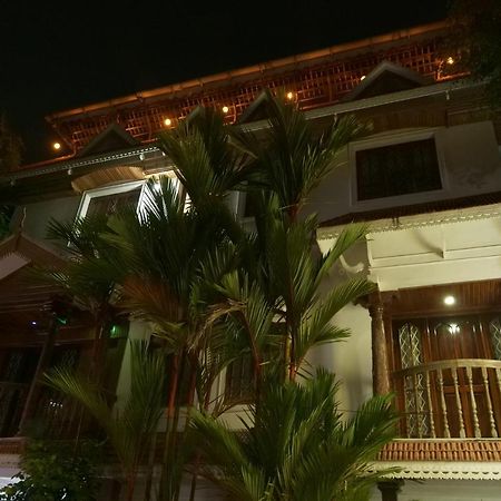 Hotel White Rose Kochi Екстериор снимка