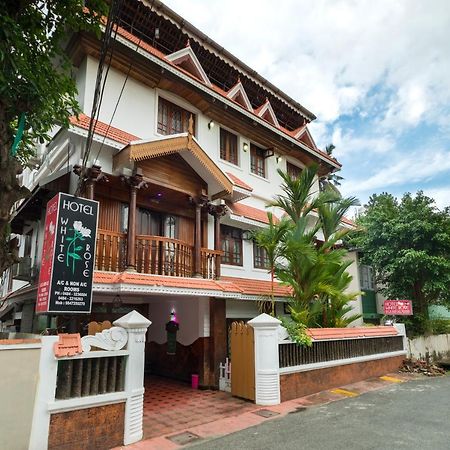 Hotel White Rose Kochi Екстериор снимка