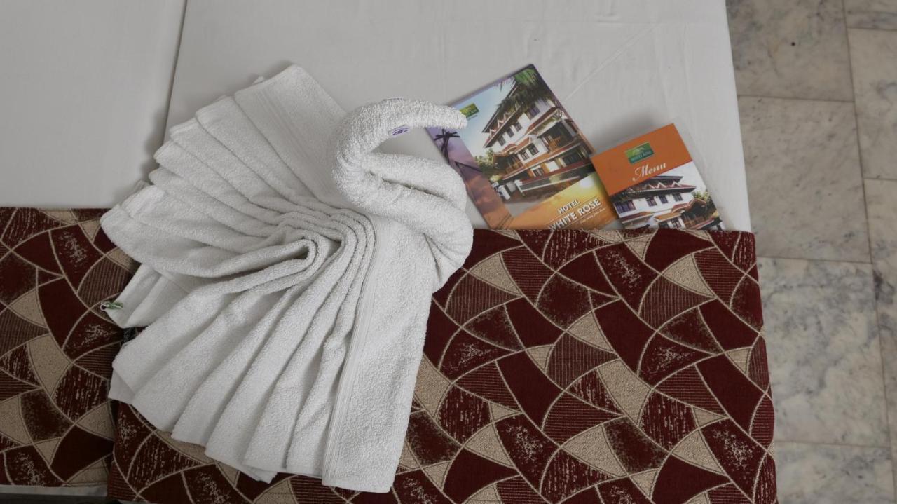 Hotel White Rose Kochi Екстериор снимка