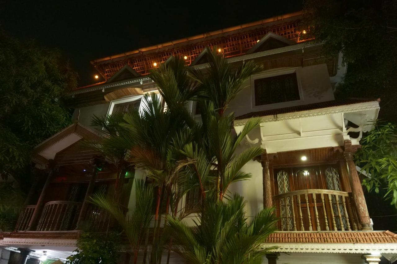 Hotel White Rose Kochi Екстериор снимка
