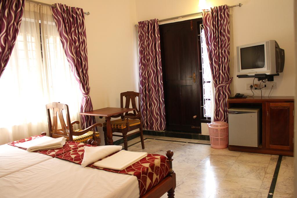 Hotel White Rose Kochi Екстериор снимка