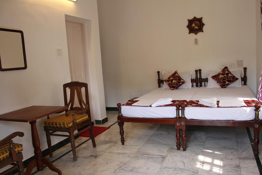 Hotel White Rose Kochi Екстериор снимка