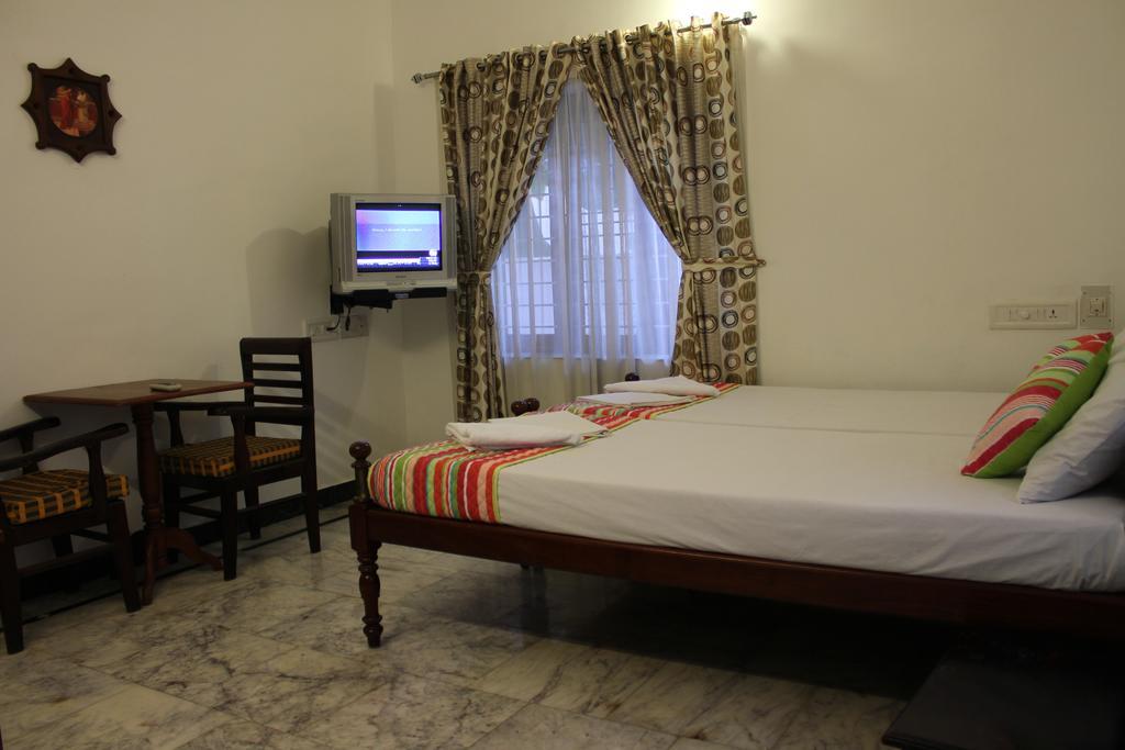 Hotel White Rose Kochi Екстериор снимка