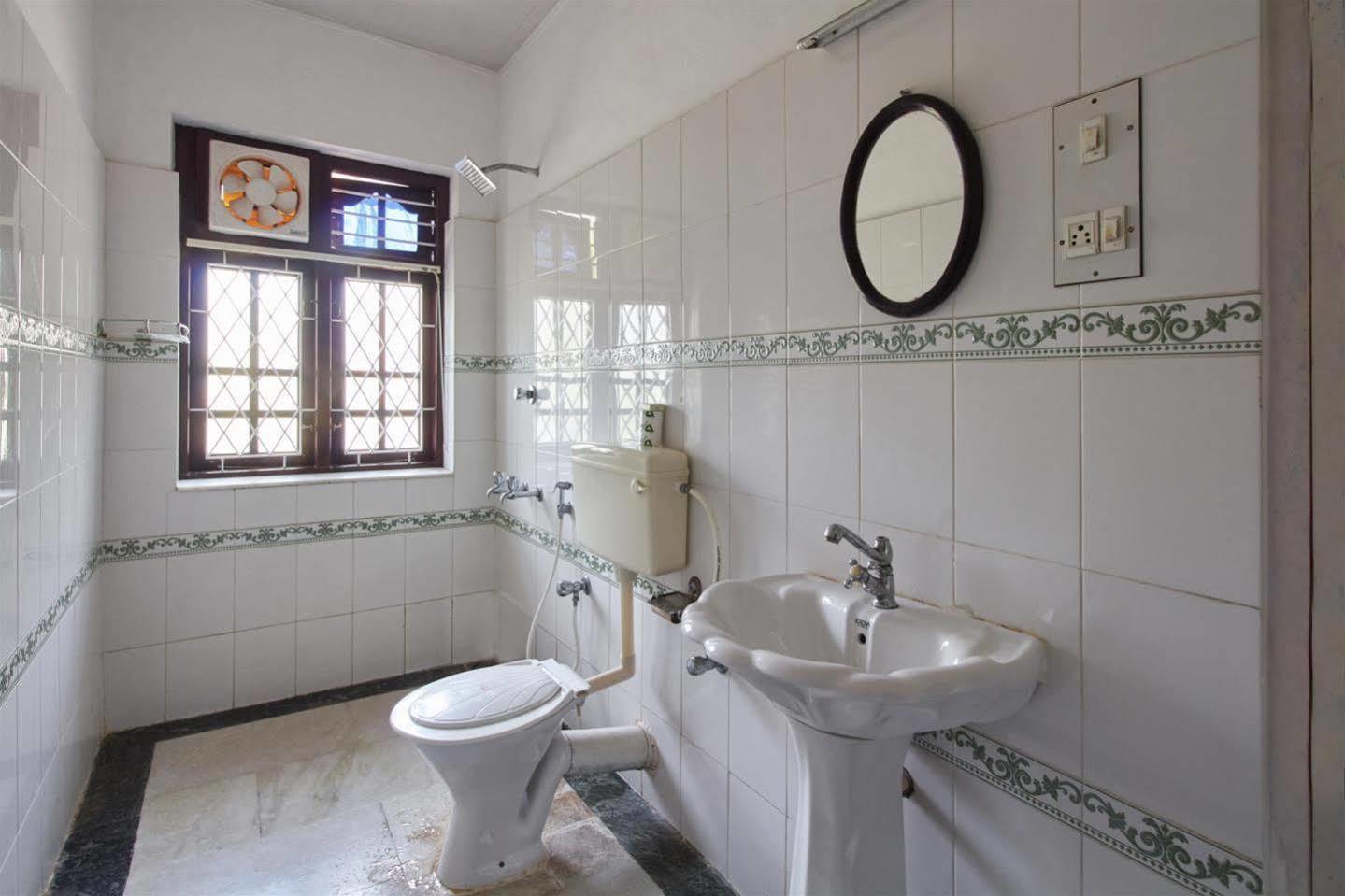 Hotel White Rose Kochi Екстериор снимка
