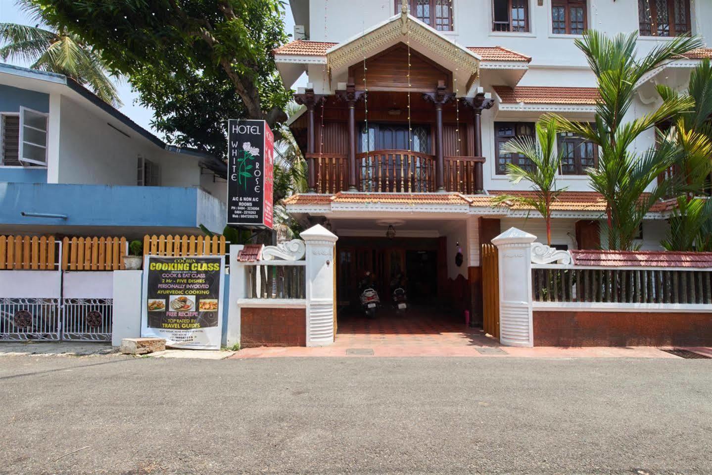 Hotel White Rose Kochi Екстериор снимка